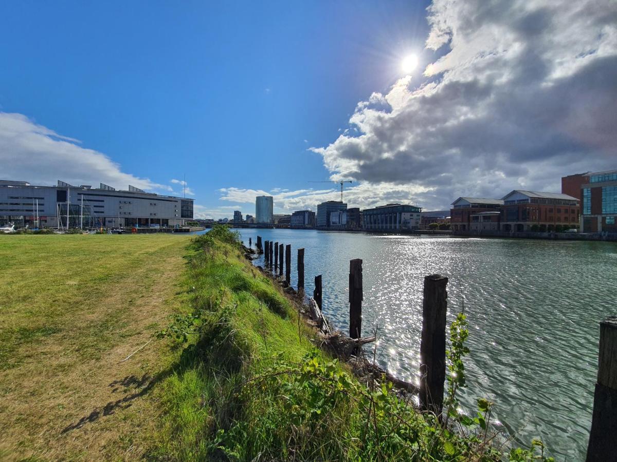 Luxury Apartment Marina Views At Titanic Quarter Белфаст Екстериор снимка